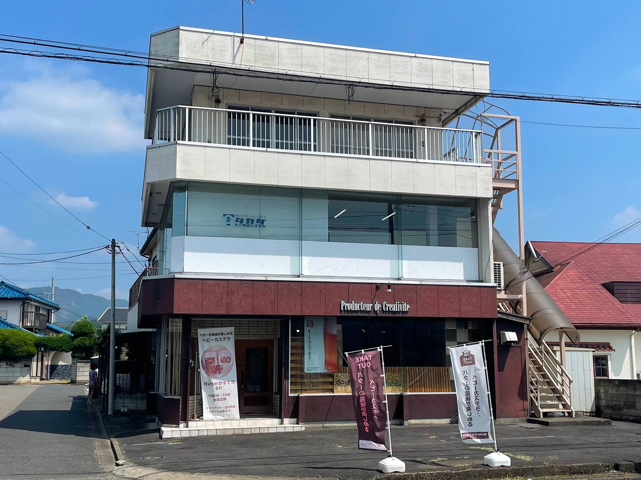 「TAKADA CO.,LTD.」の社名が表示された企業ビル正面。