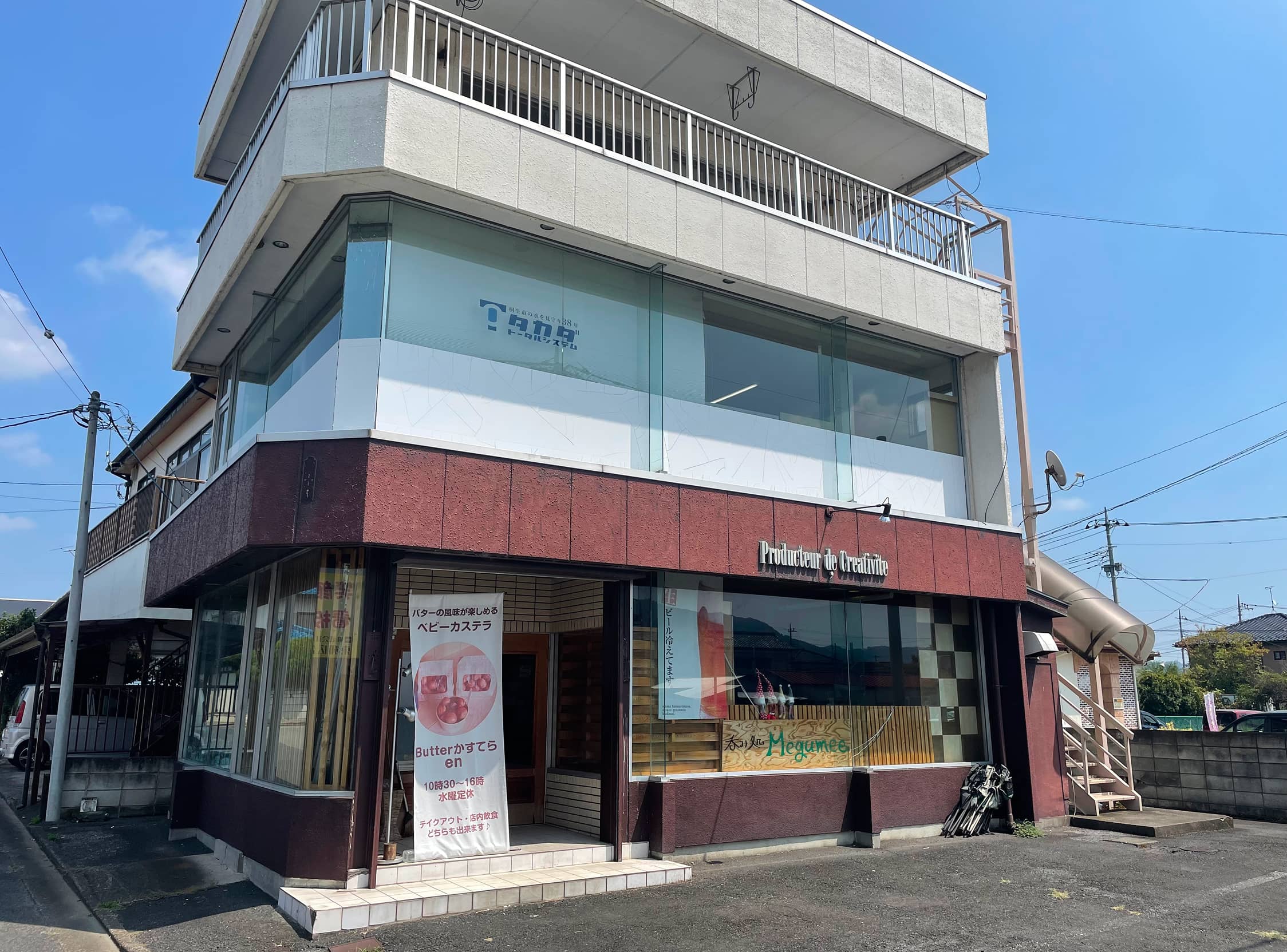 会社の正面入口となるガラス扉と金色のドアハンドル。