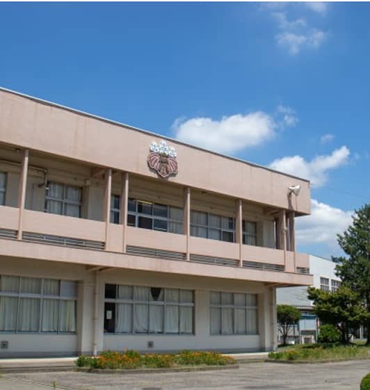 青空の下に建つ日本の学校の校舎外観