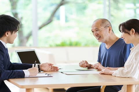 担当者が家族に契約内容を説明する面談シーン