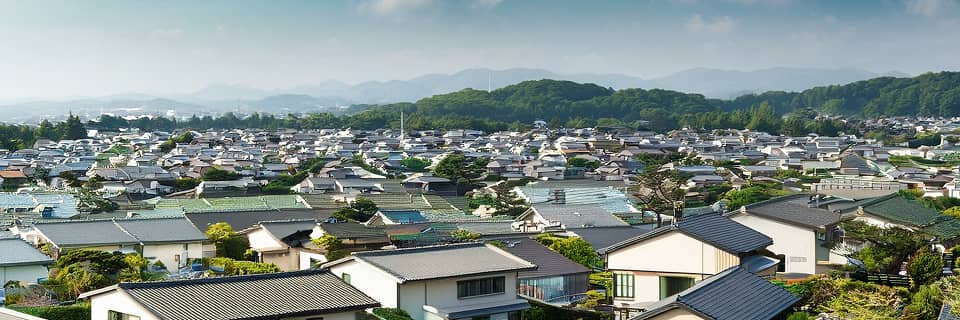 緑豊かな地域に広がる日本の住宅街の俯瞰風景