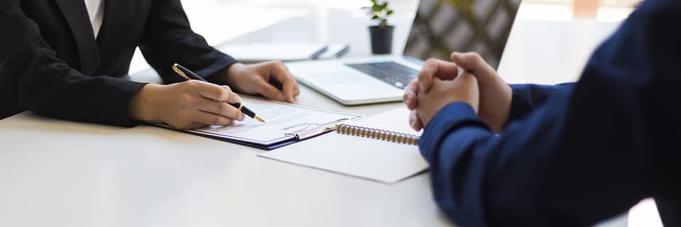 契約書に記入するビジネスマンの手元