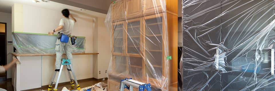 家具を養生して内装作業を進める住宅リフォームの様子