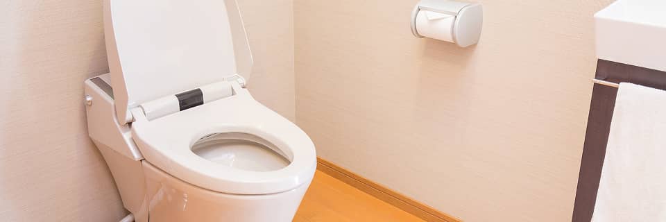 清潔感のある洋式トイレの室内全景