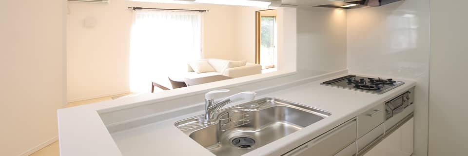 対面式キッチンと明るいリビングがつながる空間