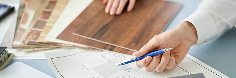 フローリング材のサンプルと図面を見ながらのリフォーム相談