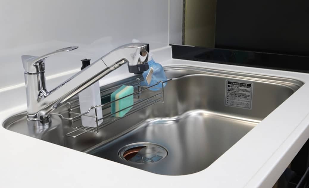 清潔感のあるシステムキッチンのシンクと蛇口の写真